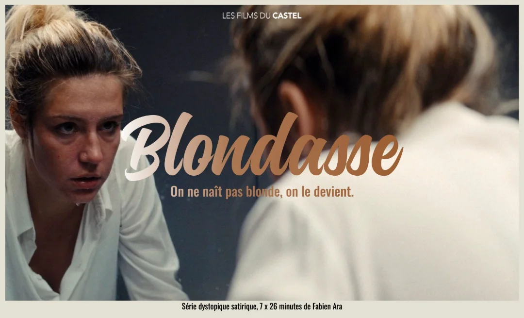 Visuel de Blondasse : une jeune femme blonde face à son reflet, avec la phrase « On ne naît pas blonde, on le devient ».