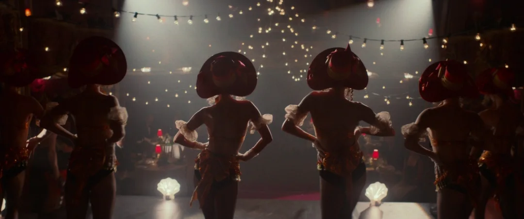 Crazy Girls : quatre danseuses en silhouette sur une scène de cabaret.