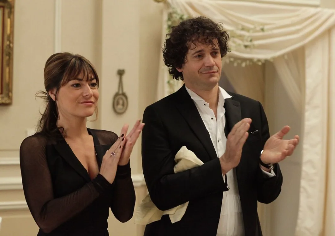 Un couple applaudit pendant la réception.