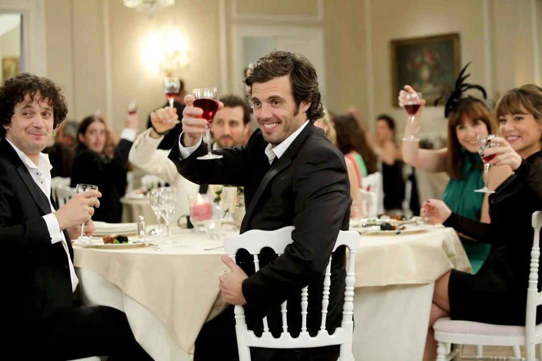 Les convives lèvent leurs verres autour des tables rondes.