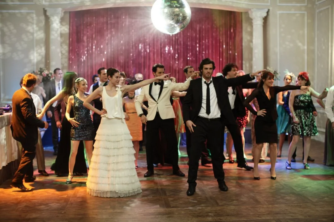La piste de danse du mariage sous une boule à facettes.